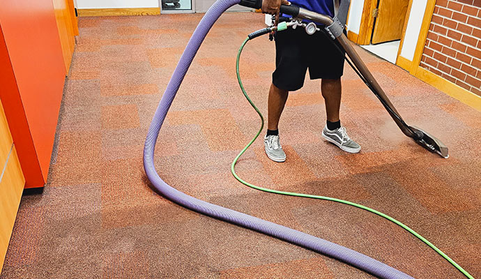 Carpet cleaning using vacuum